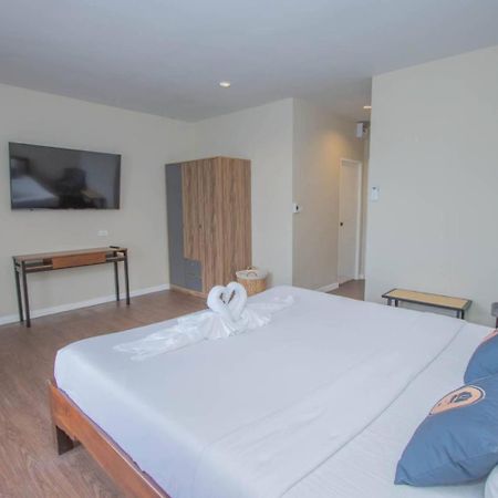 Aksarai Hotel Patong Buitenkant foto