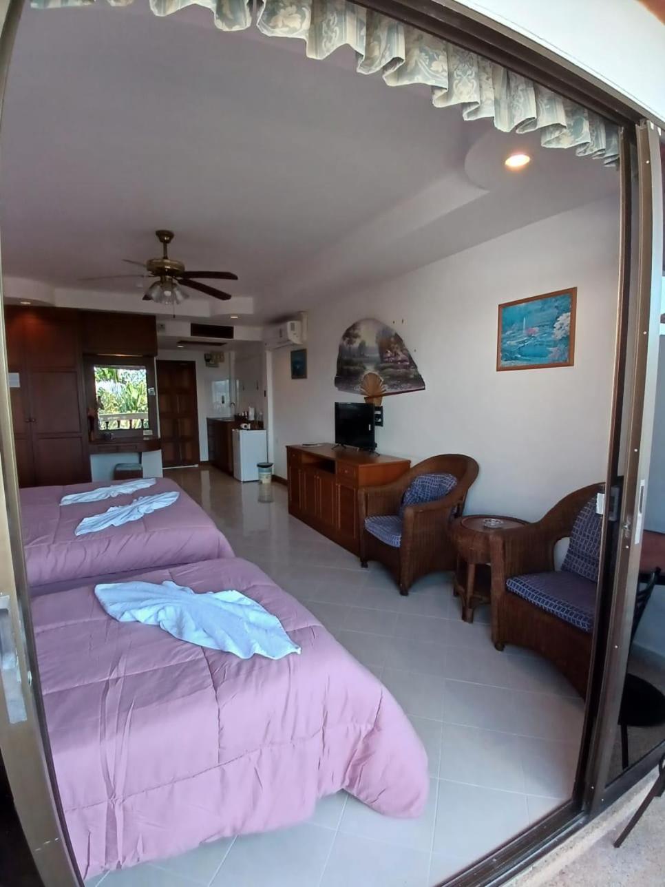 Aksarai Hotel Patong Buitenkant foto