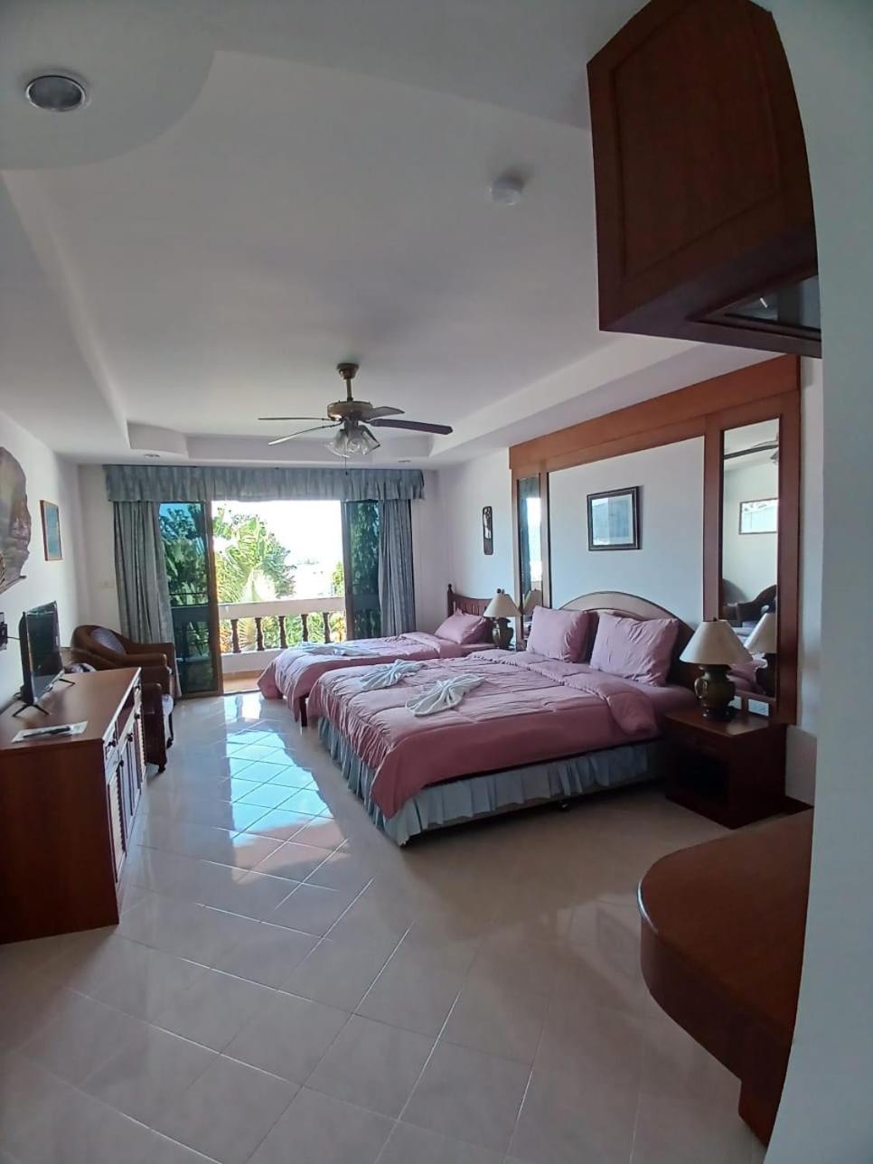 Aksarai Hotel Patong Buitenkant foto
