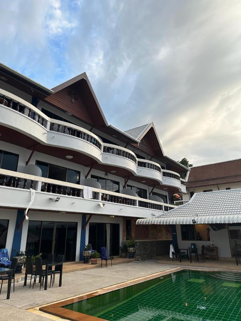 Aksarai Hotel Patong Buitenkant foto
