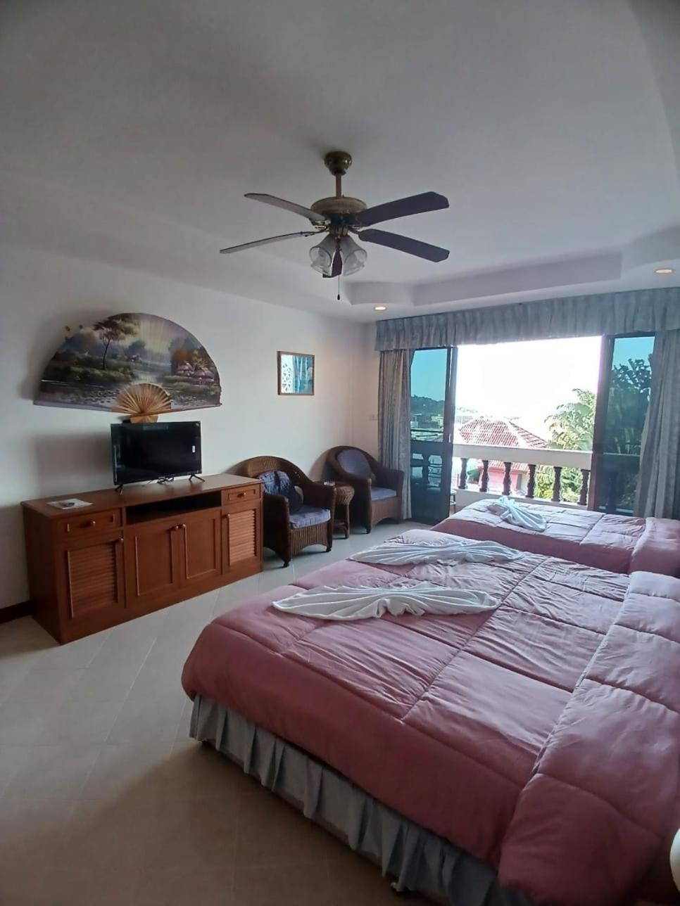 Aksarai Hotel Patong Buitenkant foto