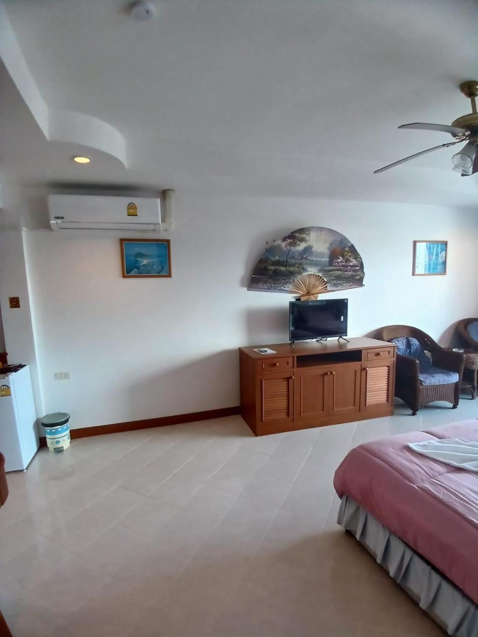 Aksarai Hotel Patong Buitenkant foto