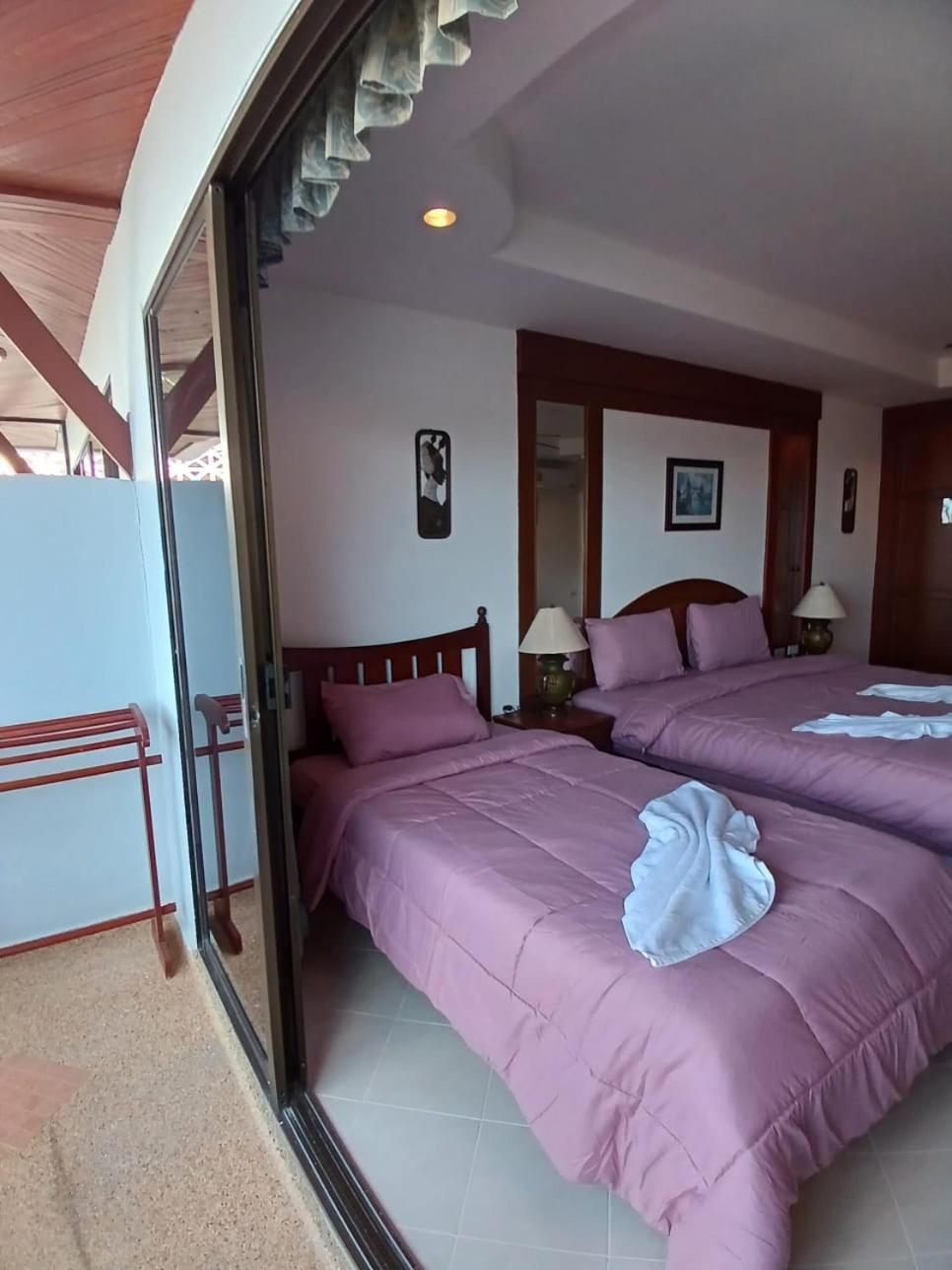 Aksarai Hotel Patong Buitenkant foto
