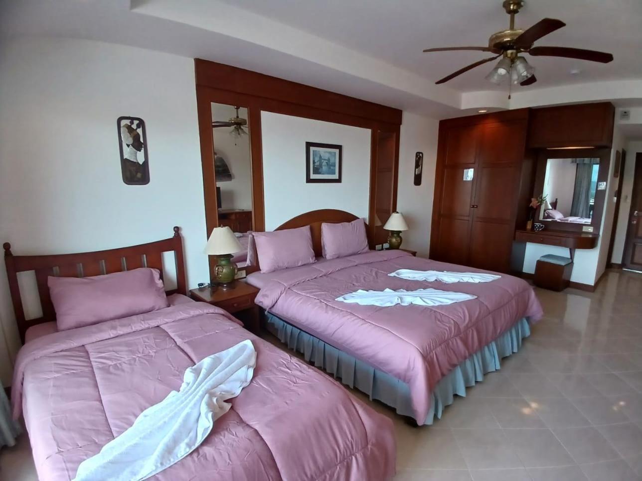 Aksarai Hotel Patong Buitenkant foto