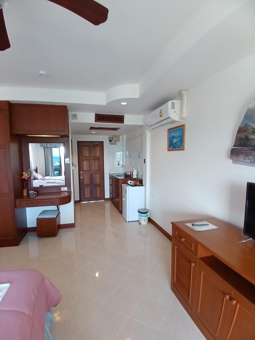 Aksarai Hotel Patong Buitenkant foto