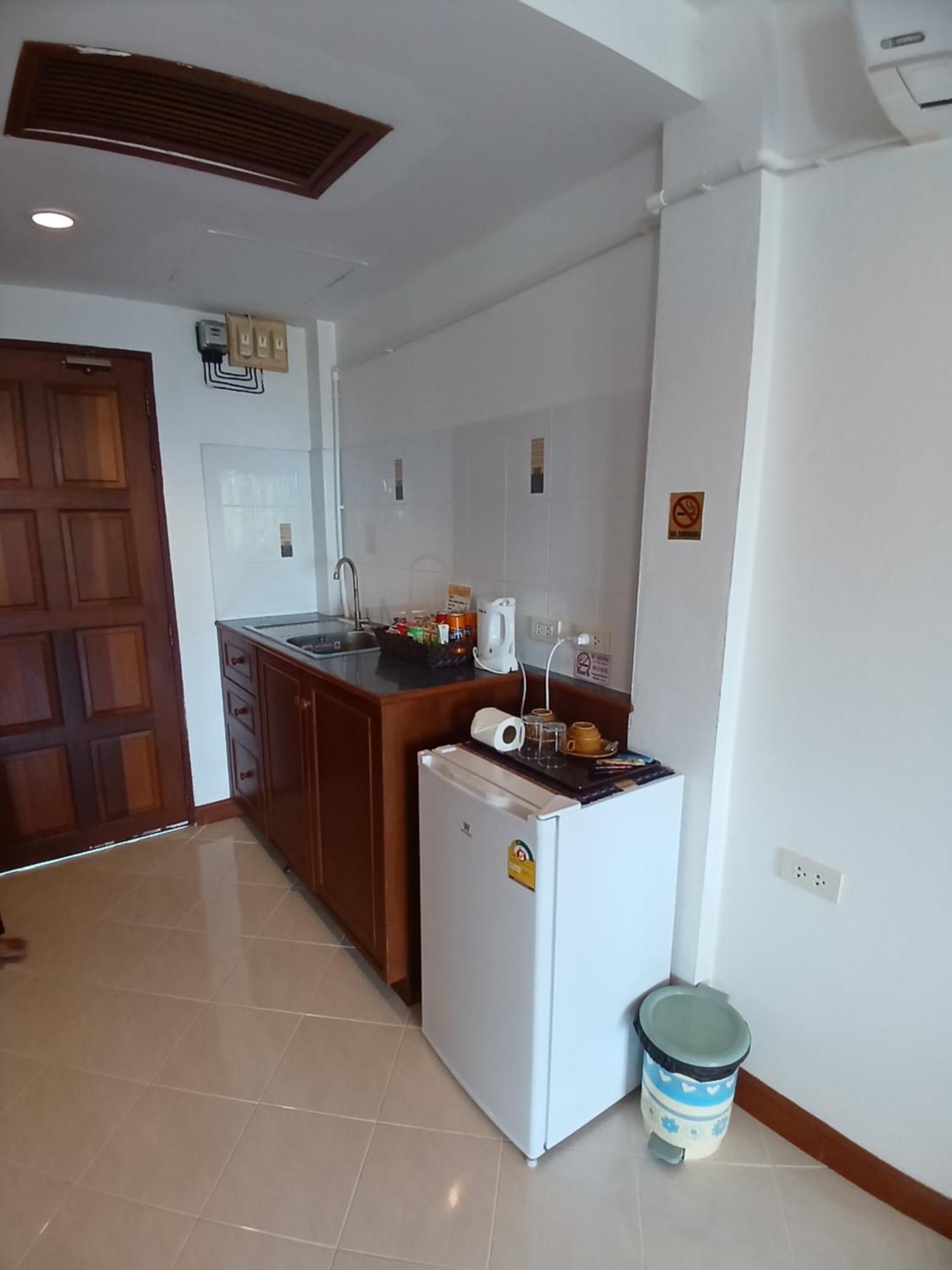 Aksarai Hotel Patong Buitenkant foto