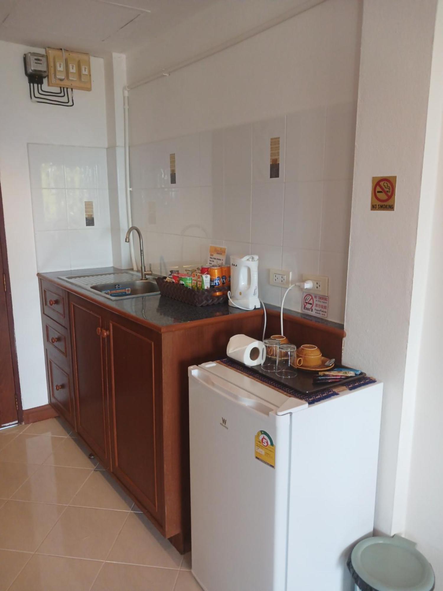 Aksarai Hotel Patong Buitenkant foto