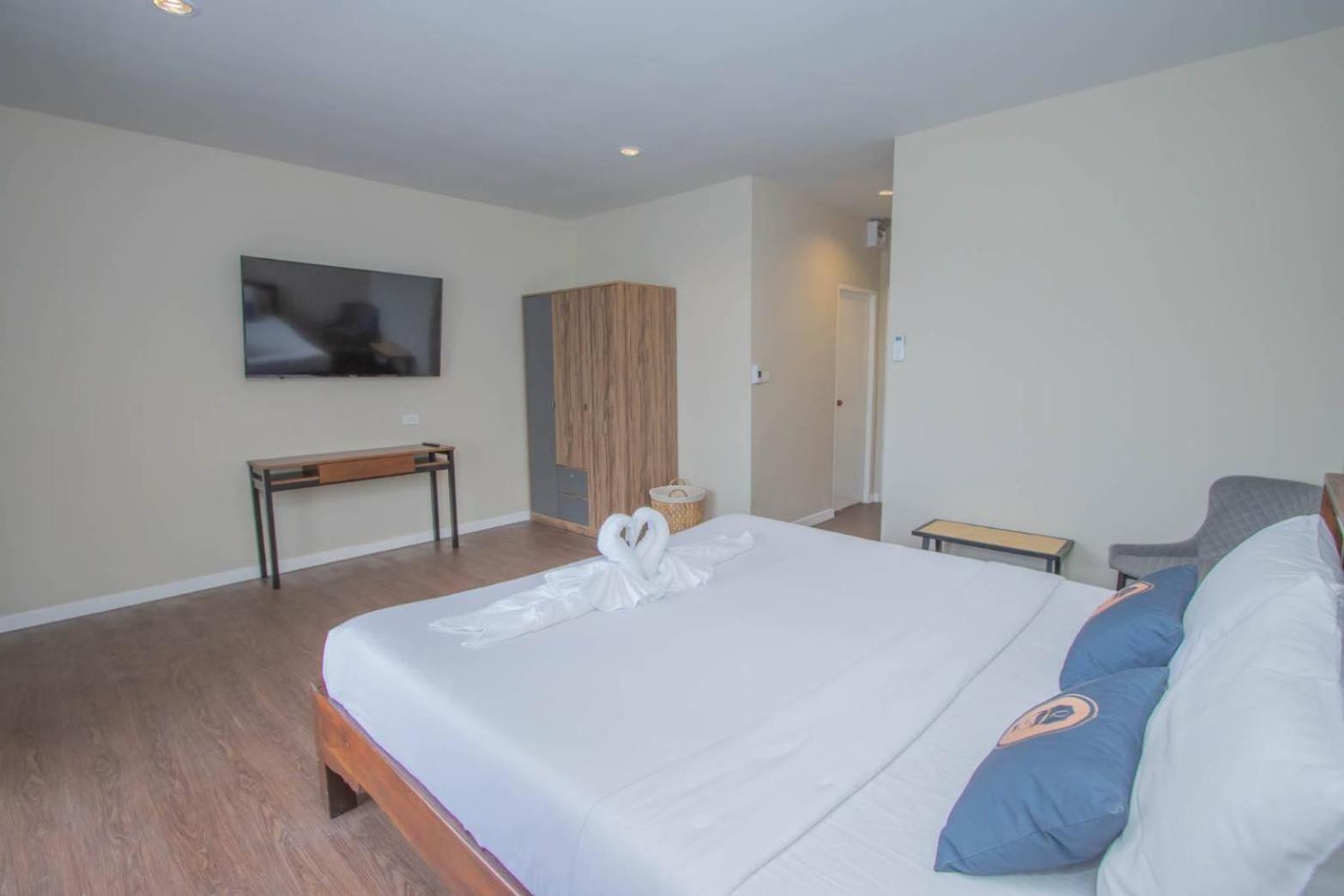 Aksarai Hotel Patong Buitenkant foto